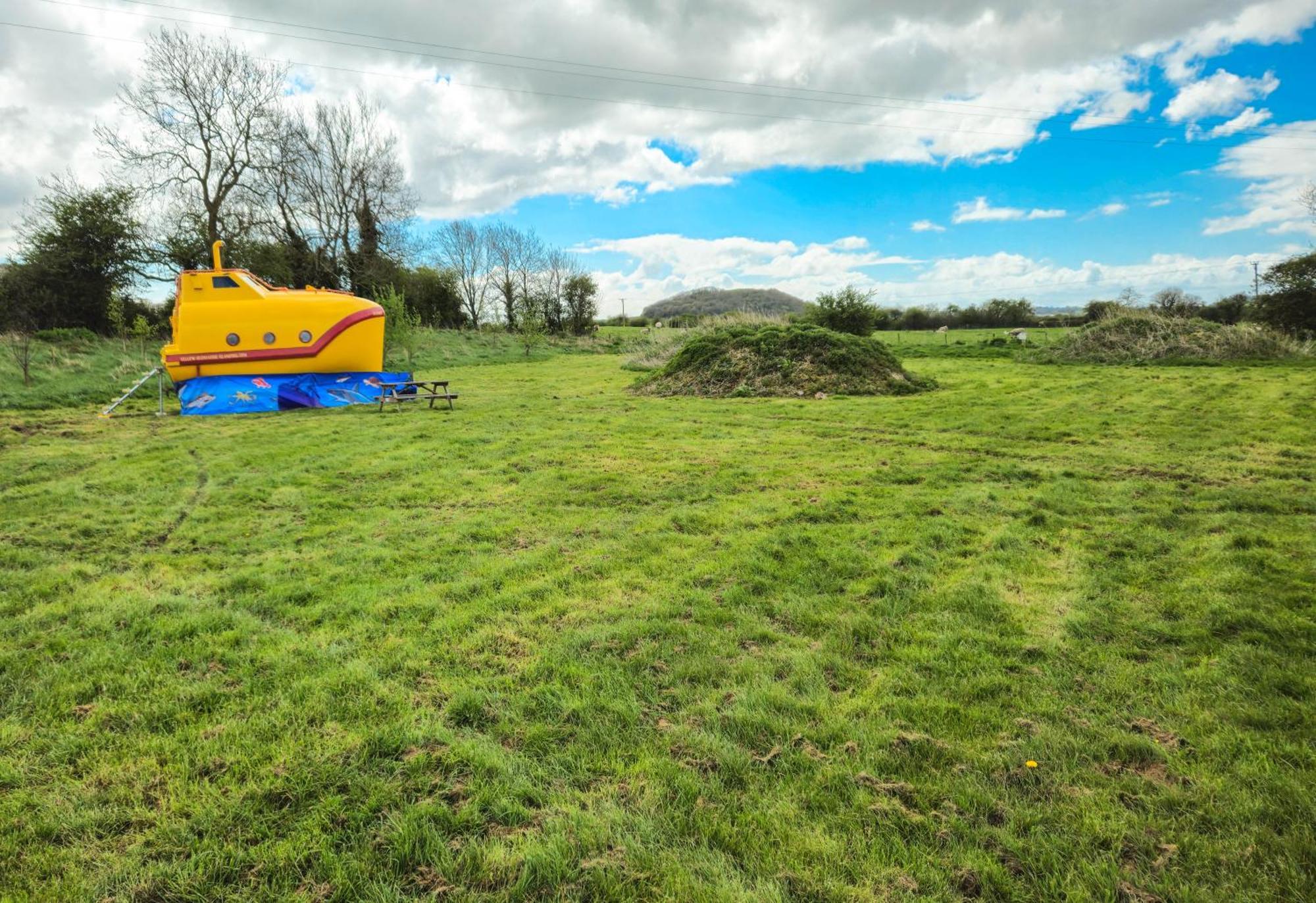 The Yellow Submarine Cheddar Exterior foto